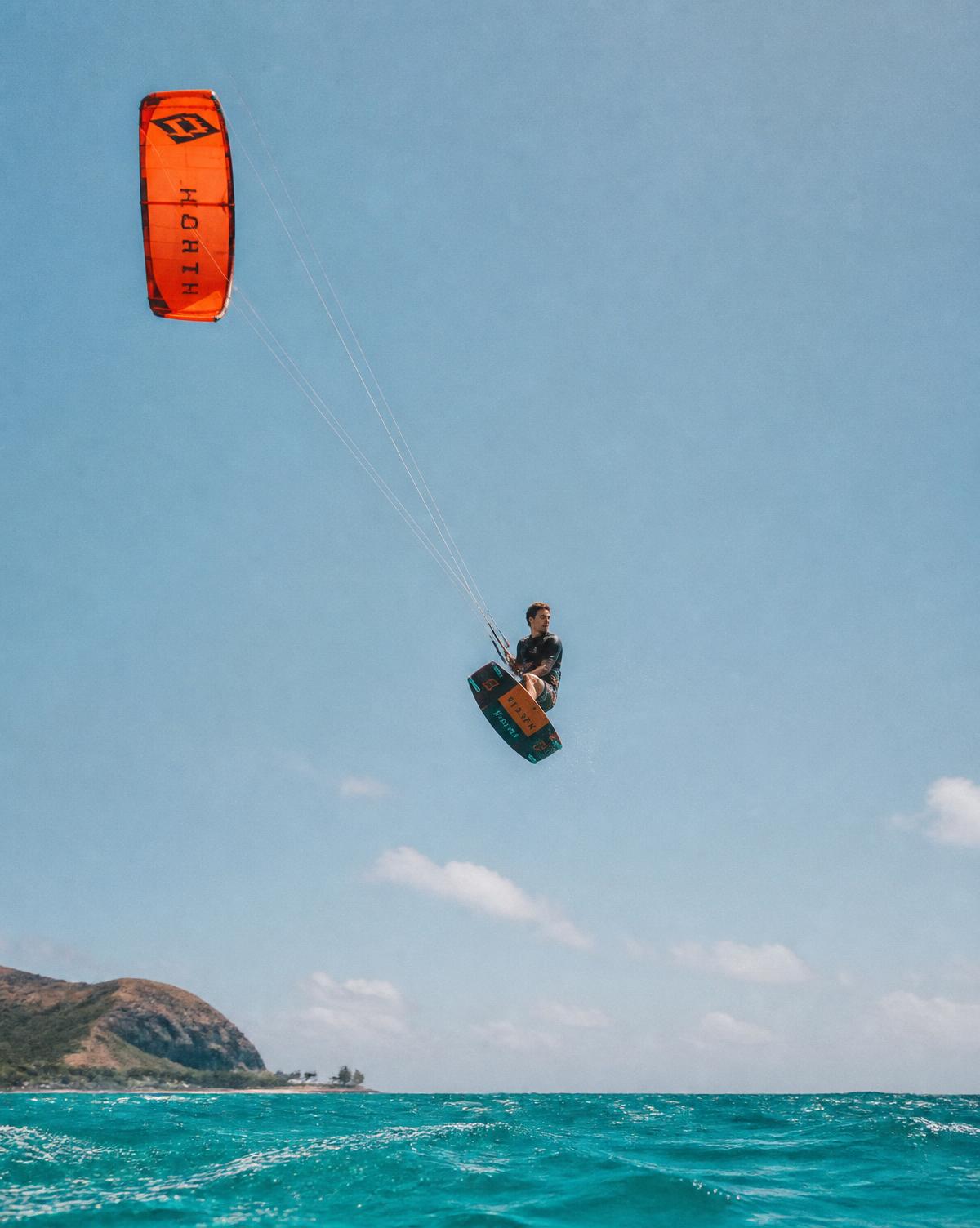 Kitesurfista saltando sobre o mar turquesa da Lagoinha